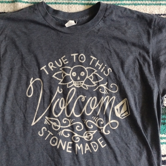 3/ $25 Volcom Navy Graphic T-Shirt - Picture 2 of 3